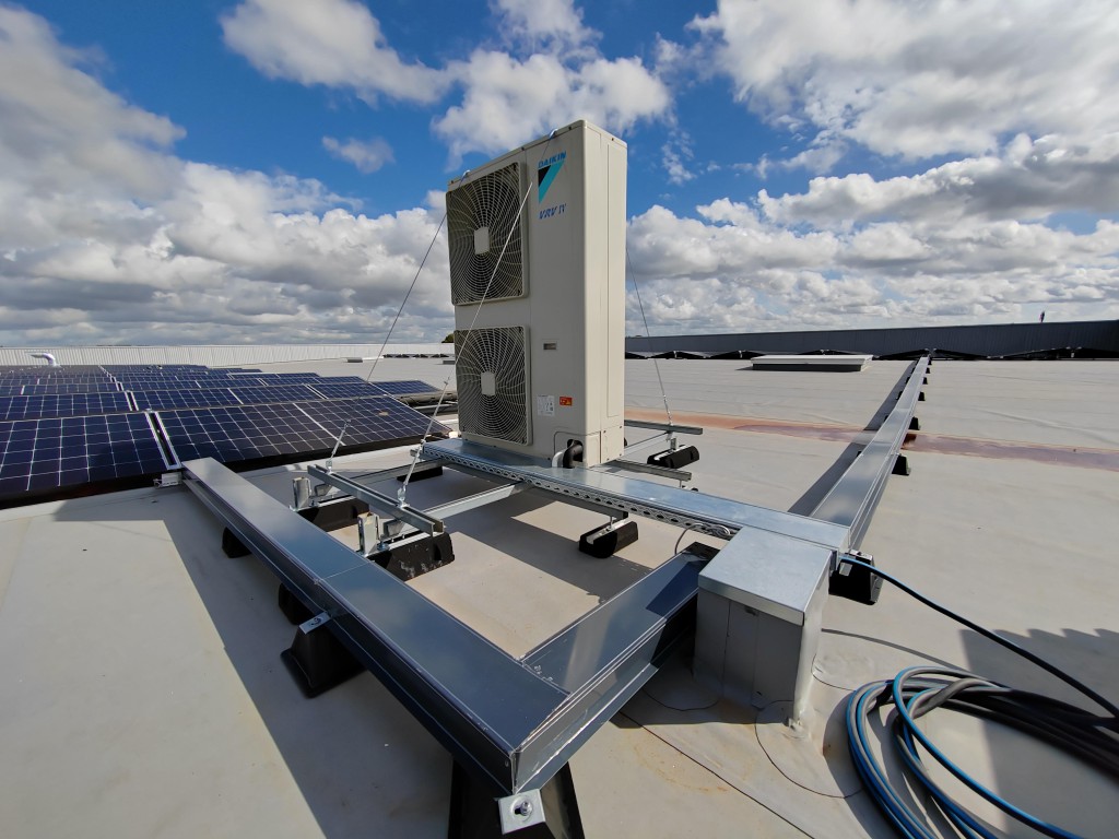 Charpente métallique, Étanchéité, Bardage, Métallerie, Photovoltaïque  à Honda à St-Jean-du-Cardonnay - 